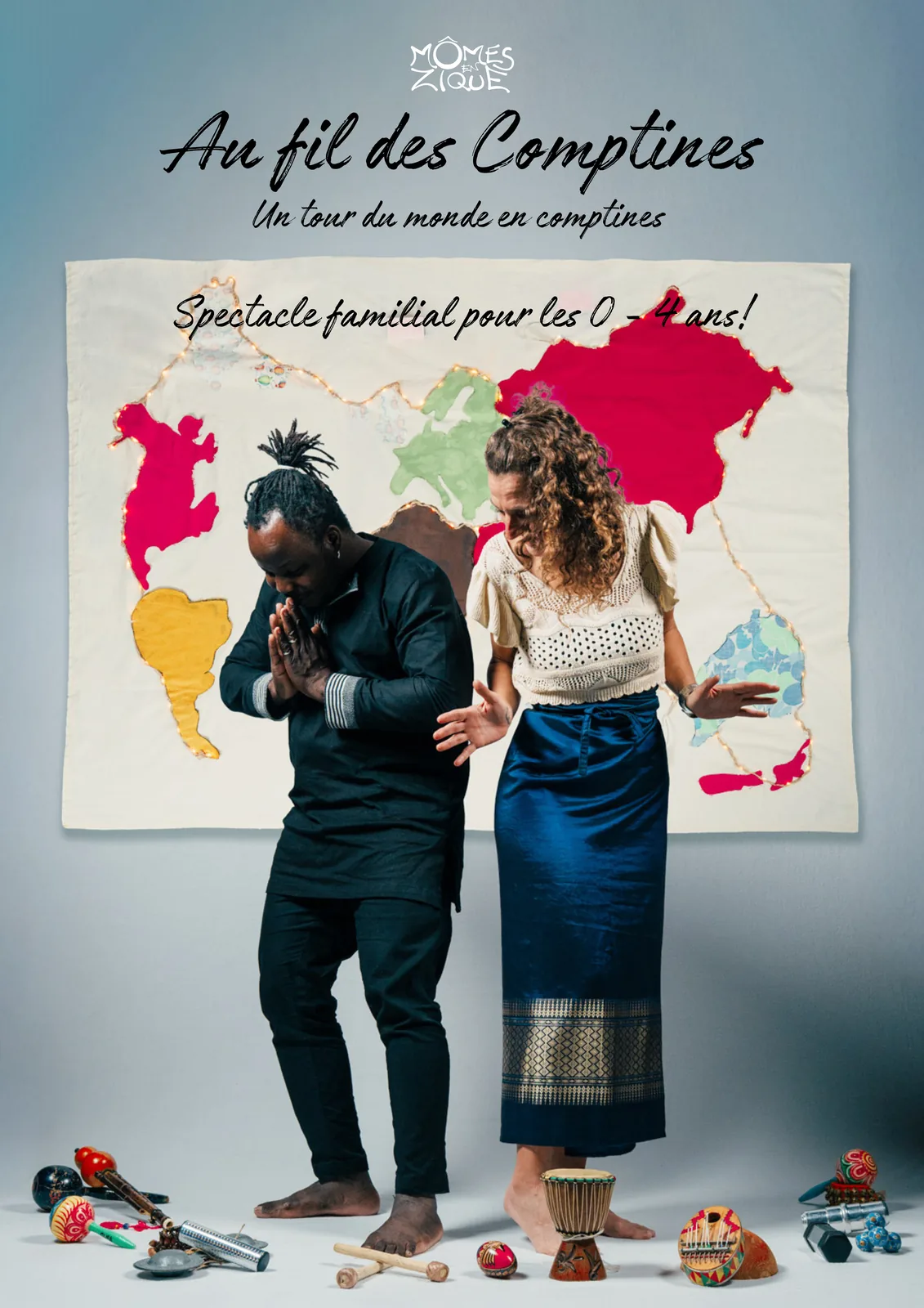 Affiche de Au fil des comptines : deux musiciens dansent devant une carte du monde colorée, entourés de petits instruments.